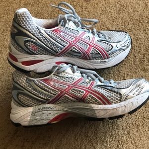LIKE NEW ASICS GT-2150 Running Shoe silver & pink